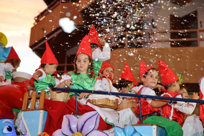 Les carrosses de les festes de Loreto de Xàbia tornen amb una gran participació i molta crítica i ironia Les carrosses de les festes de Loreto de Xàbia tornen amb una gran participació i molta crítica i ironia