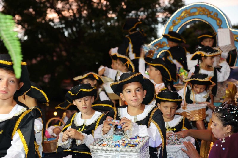 Les carrosses de les festes de Loreto de Xàbia tornen amb una gran participació i molta crítica i ironia Les carrosses de les festes de Loreto de Xàbia tornen amb una gran participació i molta crítica i ironia