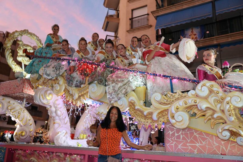 Les carrosses de les festes de Loreto de Xàbia tornen amb una gran participació i molta crítica i ironia Les carrosses de les festes de Loreto de Xàbia tornen amb una gran participació i molta crítica i ironia