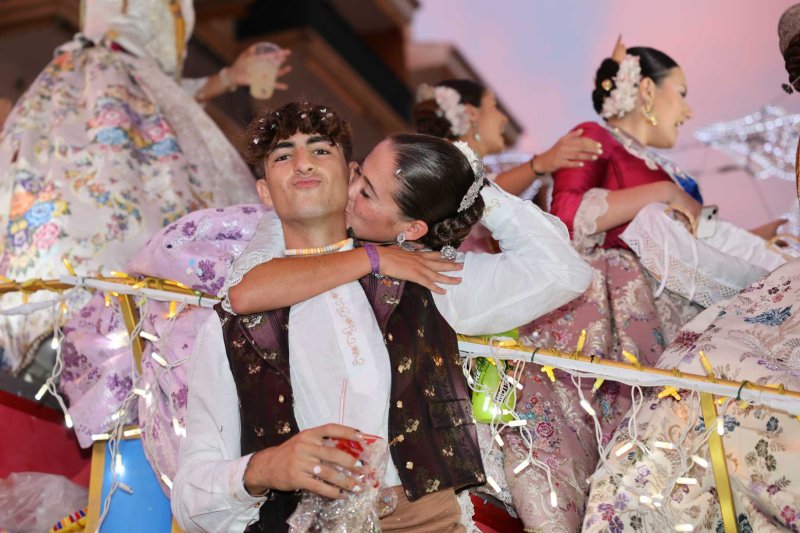 Les carrosses de les festes de Loreto de Xàbia tornen amb una gran participació i molta crítica i ironia Les carrosses de les festes de Loreto de Xàbia tornen amb una gran participació i molta crítica i ironia