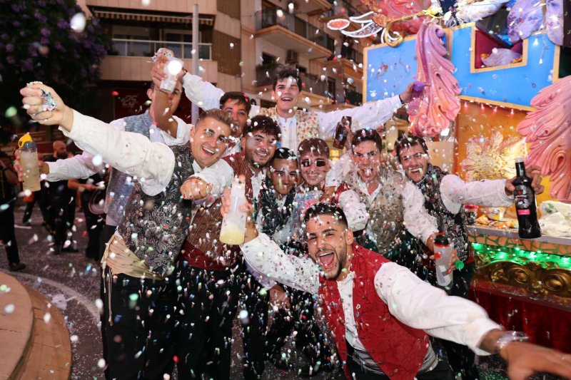 Les carrosses de les festes de Loreto de Xàbia tornen amb una gran participació i molta crítica i ironia Les carrosses de les festes de Loreto de Xàbia tornen amb una gran participació i molta crítica i ironia