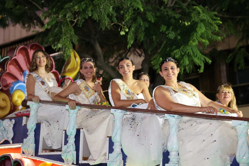 Les carrosses de les festes de Loreto de Xàbia tornen amb una gran participació i molta crítica i ironia Les carrosses de les festes de Loreto de Xàbia tornen amb una gran participació i molta crítica i ironia