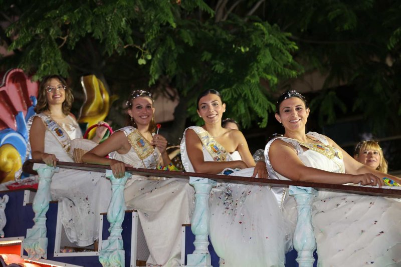 Les carrosses de les festes de Loreto de Xàbia tornen amb una gran participació i molta crítica i ironia Les carrosses de les festes de Loreto de Xàbia tornen amb una gran participació i molta crítica i ironia