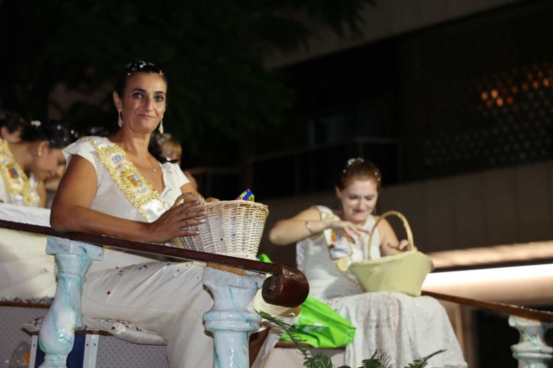 Les carrosses de les festes de Loreto de Xàbia tornen amb una gran participació i molta crítica i ironia Les carrosses de les festes de Loreto de Xàbia tornen amb una gran participació i molta crítica i ironia