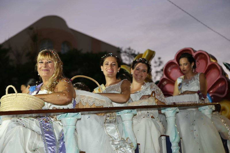Les carrosses de les festes de Loreto de Xàbia tornen amb una gran participació i molta crítica i ironia Les carrosses de les festes de Loreto de Xàbia tornen amb una gran participació i molta crítica i ironia
