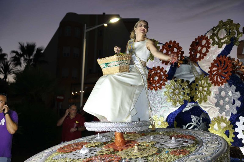 Les carrosses de les festes de Loreto de Xàbia tornen amb una gran participació i molta crítica i ironia Les carrosses de les festes de Loreto de Xàbia tornen amb una gran participació i molta crítica i ironia