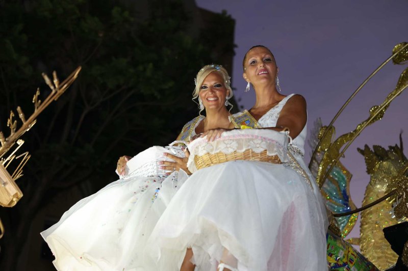 Les carrosses de les festes de Loreto de Xàbia tornen amb una gran participació i molta crítica i ironia Les carrosses de les festes de Loreto de Xàbia tornen amb una gran participació i molta crítica i ironia