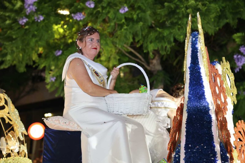 Les carrosses de les festes de Loreto de Xàbia tornen amb una gran participació i molta crítica i ironia Les carrosses de les festes de Loreto de Xàbia tornen amb una gran participació i molta crítica i ironia