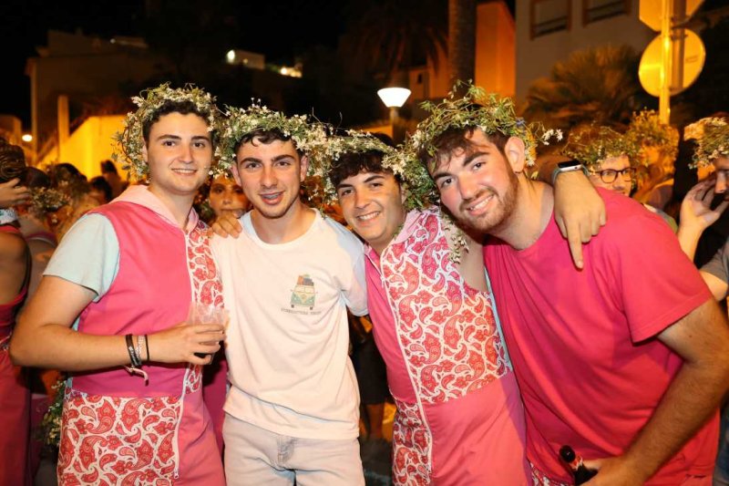 Xàbia s’encén en la nit dels focs de Fogueres Xàbia s’encén en la nit dels focs de Fogueres