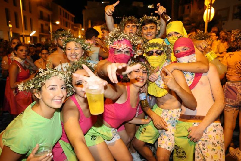 Xàbia s’encén en la nit dels focs de Fogueres Xàbia s’encén en la nit dels focs de Fogueres