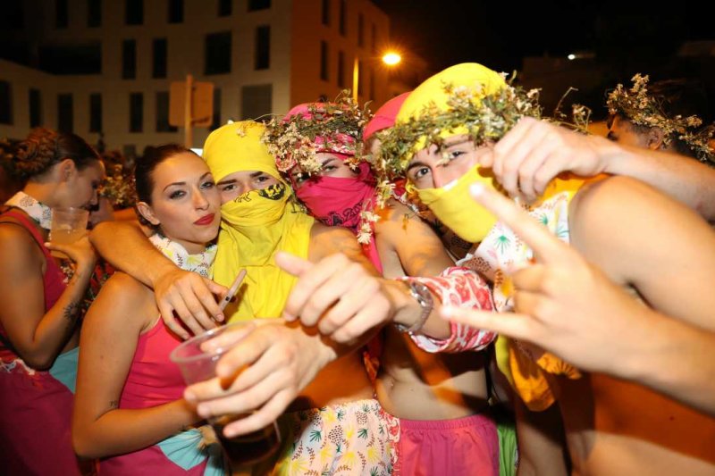 Xàbia s’encén en la nit dels focs de Fogueres Xàbia s’encén en la nit dels focs de Fogueres