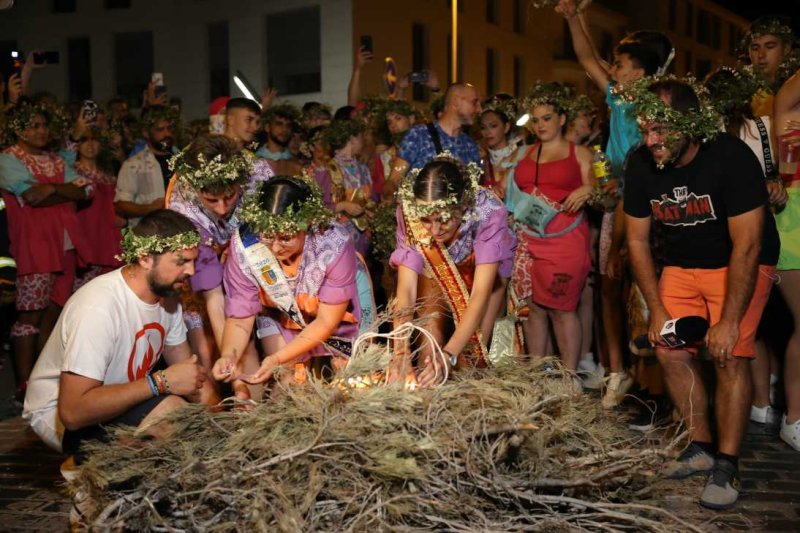 Xàbia s’encén en la nit dels focs de Fogueres Xàbia s’encén en la nit dels focs de Fogueres