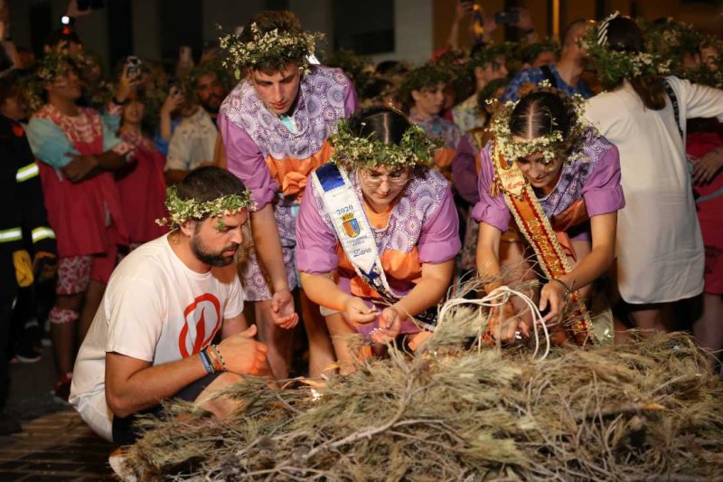 Xàbia s’encén en la nit dels focs de Fogueres Xàbia s’encén en la nit dels focs de Fogueres