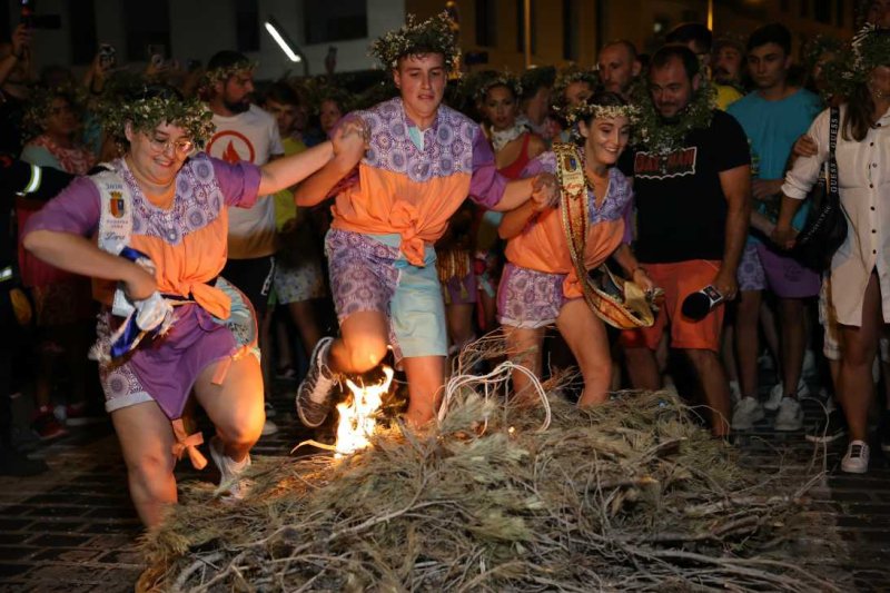 Xàbia s’encén en la nit dels focs de Fogueres Xàbia s’encén en la nit dels focs de Fogueres