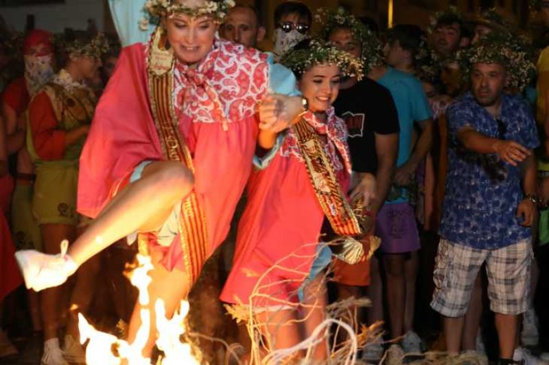Xàbia s’encén en la nit dels focs de Fogueres Xàbia s’encén en la nit dels focs de Fogueres