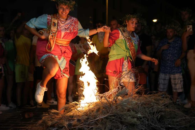 Xàbia s’encén en la nit dels focs de Fogueres Xàbia s’encén en la nit dels focs de Fogueres