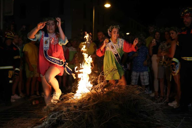 Xàbia s’encén en la nit dels focs de Fogueres Xàbia s’encén en la nit dels focs de Fogueres