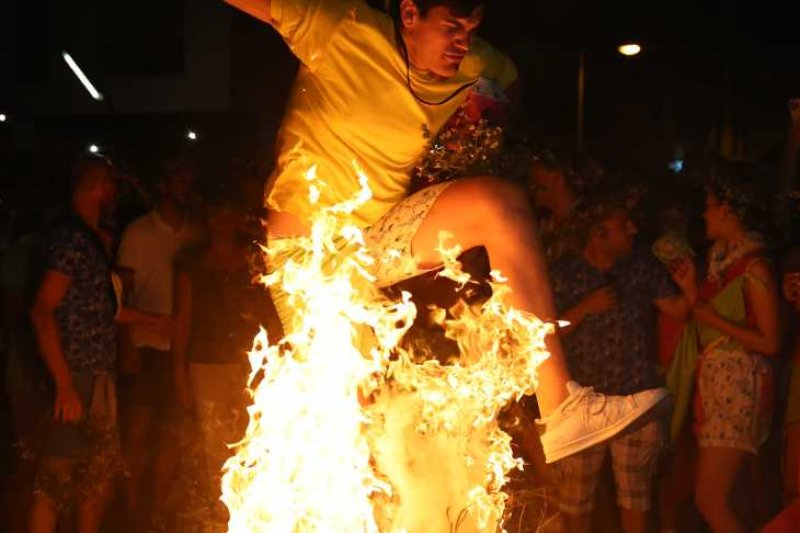 Xàbia s’encén en la nit dels focs de Fogueres Xàbia s’encén en la nit dels focs de Fogueres