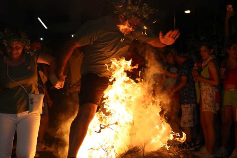 Xàbia s’encén en la nit dels focs de Fogueres Xàbia s’encén en la nit dels focs de Fogueres