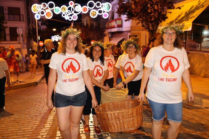 Xàbia s’encén en la nit dels focs de Fogueres Xàbia s’encén en la nit dels focs de Fogueres