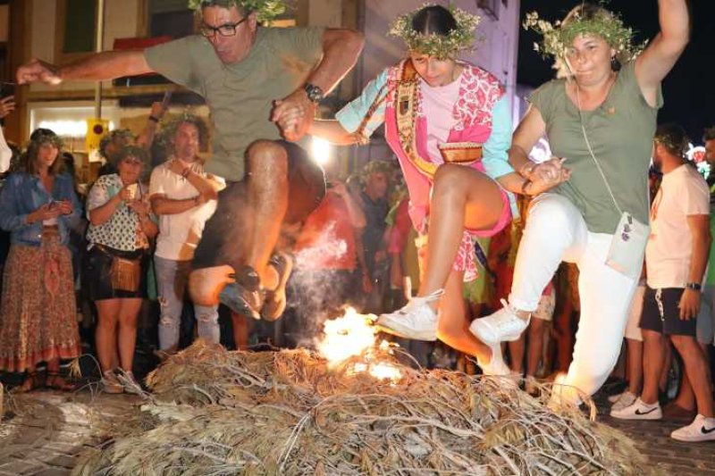 Xàbia s’encén en la nit dels focs de Fogueres Xàbia s’encén en la nit dels focs de Fogueres