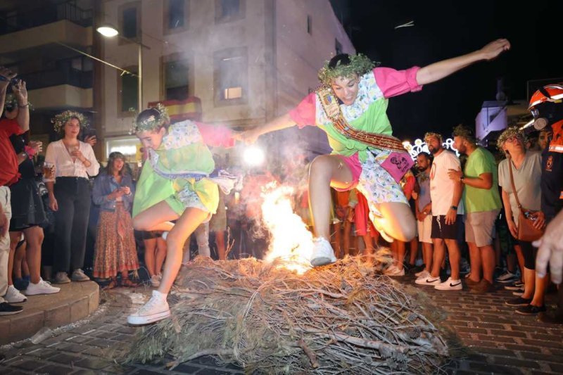 Xàbia s’encén en la nit dels focs de Fogueres Xàbia s’encén en la nit dels focs de Fogueres