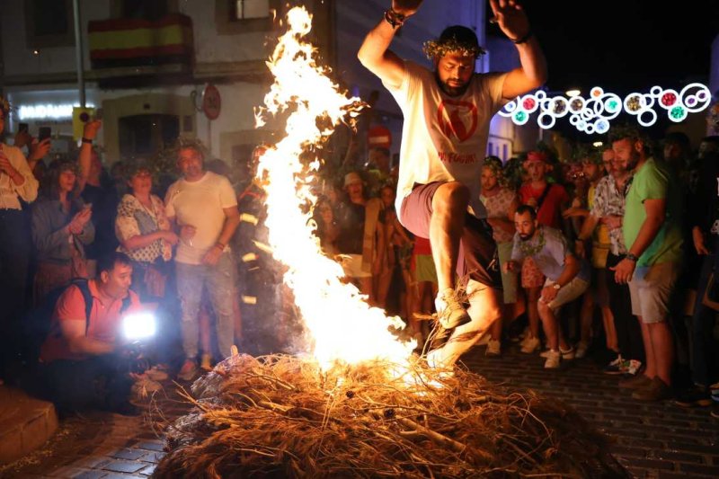 Xàbia s’encén en la nit dels focs de Fogueres Xàbia s’encén en la nit dels focs de Fogueres