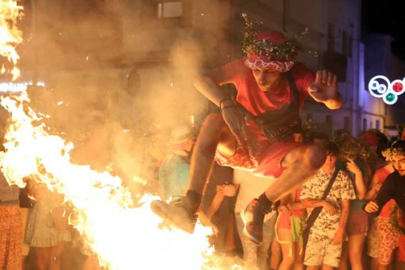 Xàbia s’encén en la nit dels focs de Fogueres Xàbia s’encén en la nit dels focs de Fogueres