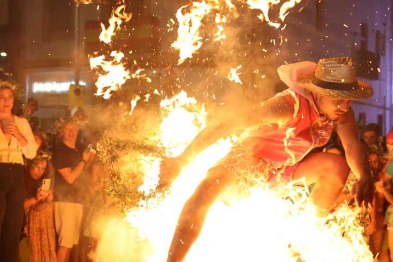 Xàbia s’encén en la nit dels focs de Fogueres Xàbia s’encén en la nit dels focs de Fogueres