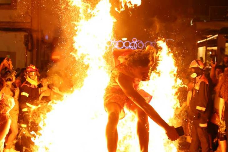 Xàbia s’encén en la nit dels focs de Fogueres Xàbia s’encén en la nit dels focs de Fogueres