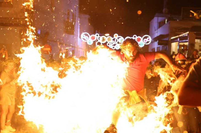 Xàbia s’encén en la nit dels focs de Fogueres Xàbia s’encén en la nit dels focs de Fogueres