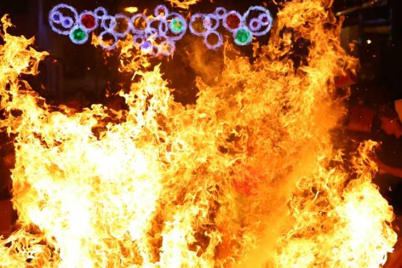 Xàbia s’encén en la nit dels focs de Fogueres Xàbia s’encén en la nit dels focs de Fogueres