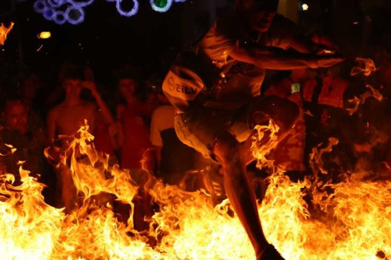 Xàbia s’encén en la nit dels focs de Fogueres Xàbia s’encén en la nit dels focs de Fogueres