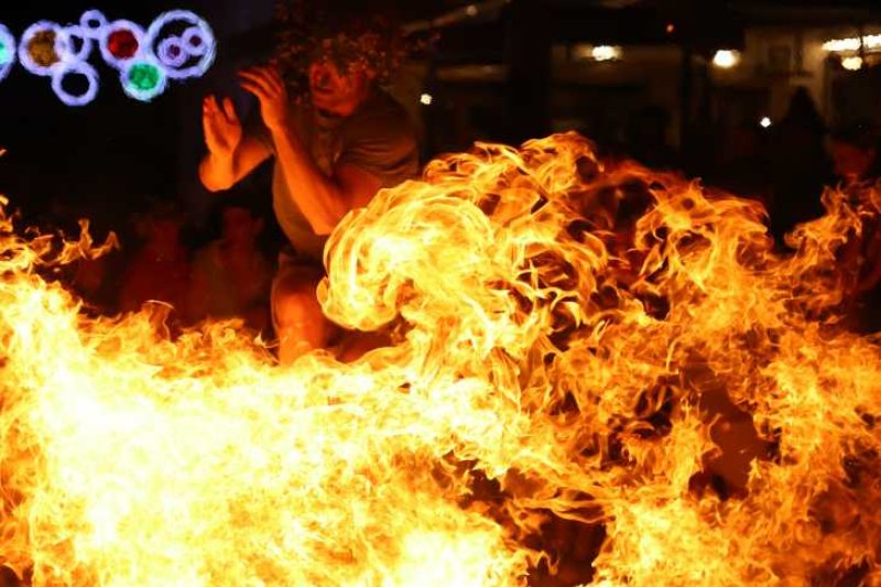 Xàbia s’encén en la nit dels focs de Fogueres Xàbia s’encén en la nit dels focs de Fogueres
