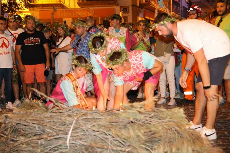 Xàbia s’encén en la nit dels focs de Fogueres Xàbia s’encén en la nit dels focs de Fogueres