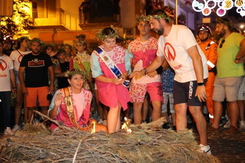 Xàbia s’encén en la nit dels focs de Fogueres Xàbia s’encén en la nit dels focs de Fogueres