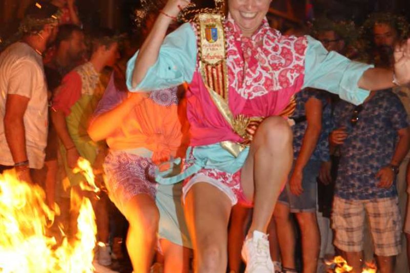 Xàbia s’encén en la nit dels focs de Fogueres Xàbia s’encén en la nit dels focs de Fogueres