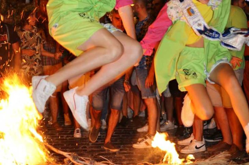 Xàbia s’encén en la nit dels focs de Fogueres Xàbia s’encén en la nit dels focs de Fogueres