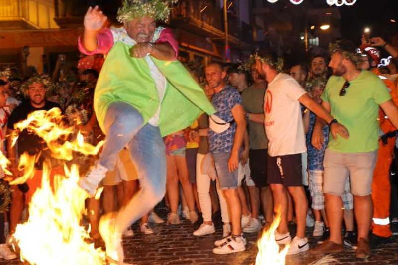 Xàbia s’encén en la nit dels focs de Fogueres Xàbia s’encén en la nit dels focs de Fogueres