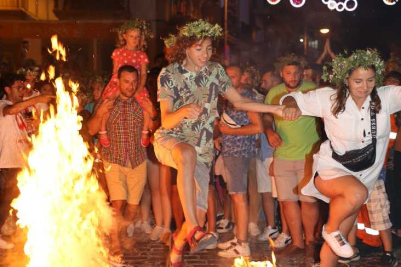 Xàbia s’encén en la nit dels focs de Fogueres Xàbia s’encén en la nit dels focs de Fogueres