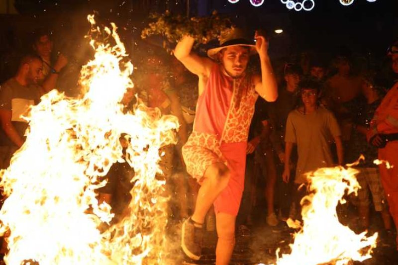 Xàbia s’encén en la nit dels focs de Fogueres Xàbia s’encén en la nit dels focs de Fogueres