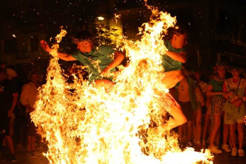 Xàbia s’encén en la nit dels focs de Fogueres Xàbia s’encén en la nit dels focs de Fogueres