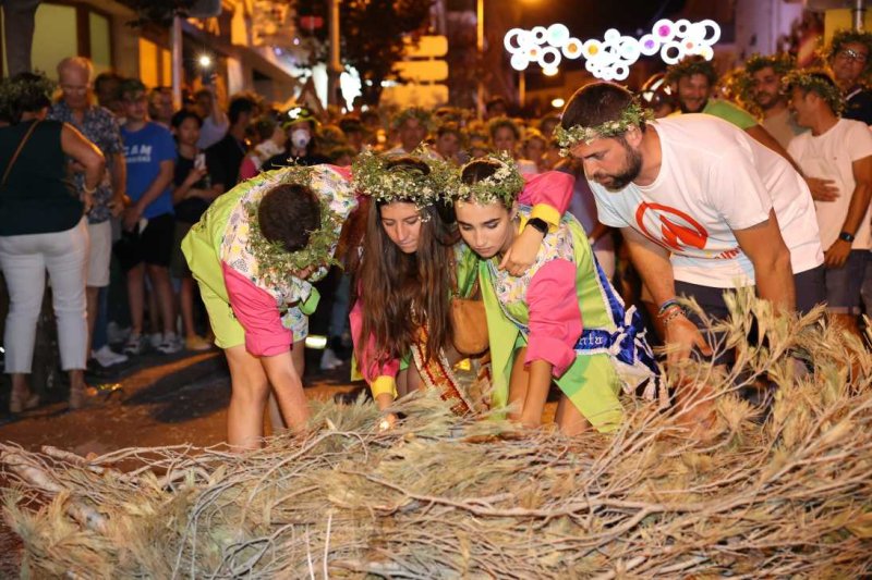 Xàbia s’encén en la nit dels focs de Fogueres Xàbia s’encén en la nit dels focs de Fogueres