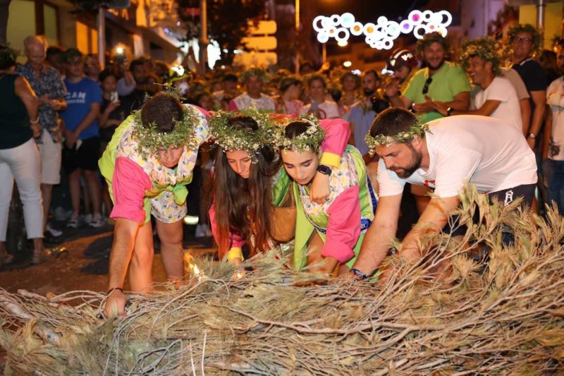 Xàbia s’encén en la nit dels focs de Fogueres Xàbia s’encén en la nit dels focs de Fogueres