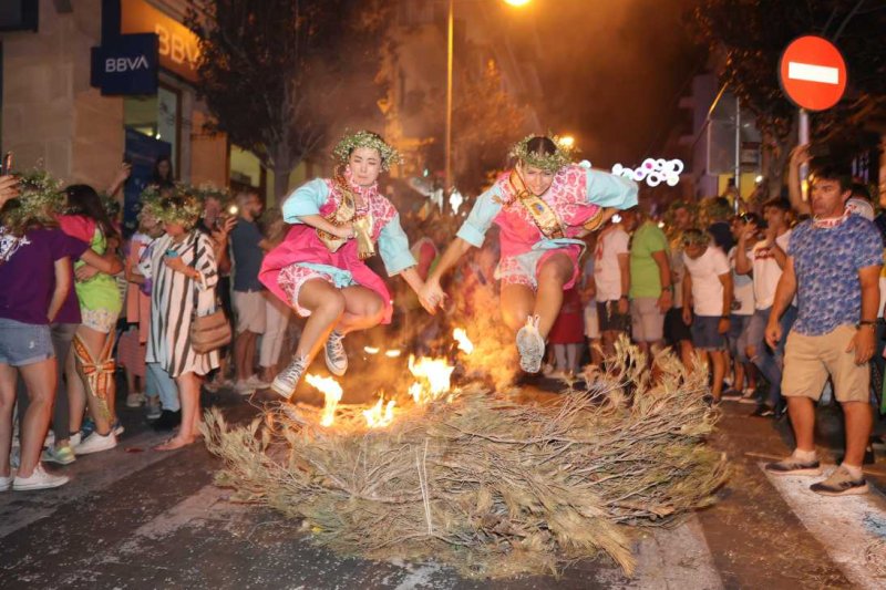 Xàbia s’encén en la nit dels focs de Fogueres Xàbia s’encén en la nit dels focs de Fogueres
