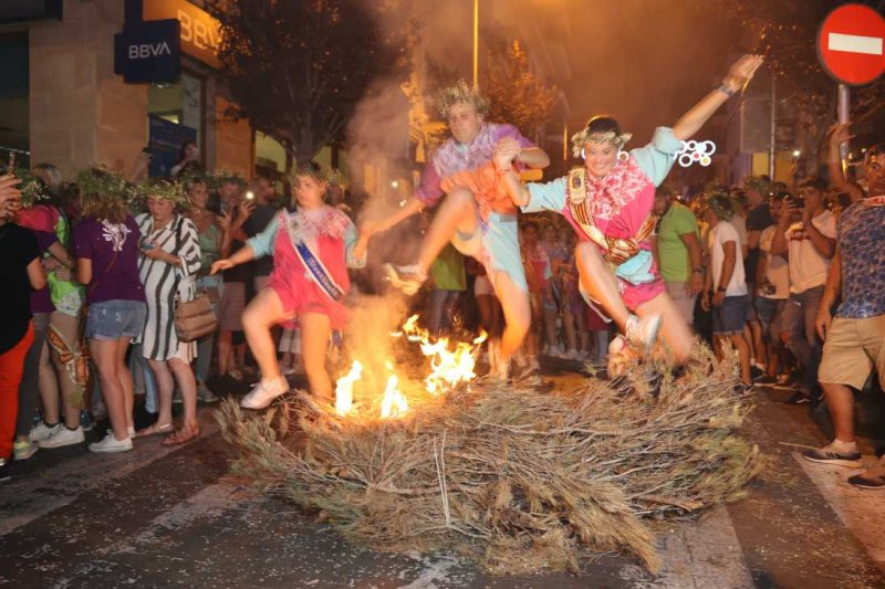 Xàbia s’encén en la nit dels focs de Fogueres Xàbia s’encén en la nit dels focs de Fogueres