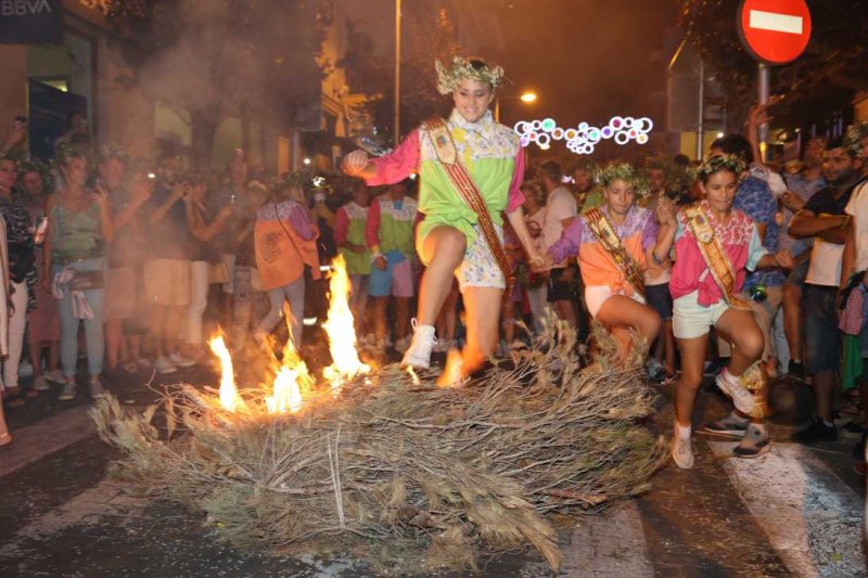 Xàbia s’encén en la nit dels focs de Fogueres Xàbia s’encén en la nit dels focs de Fogueres