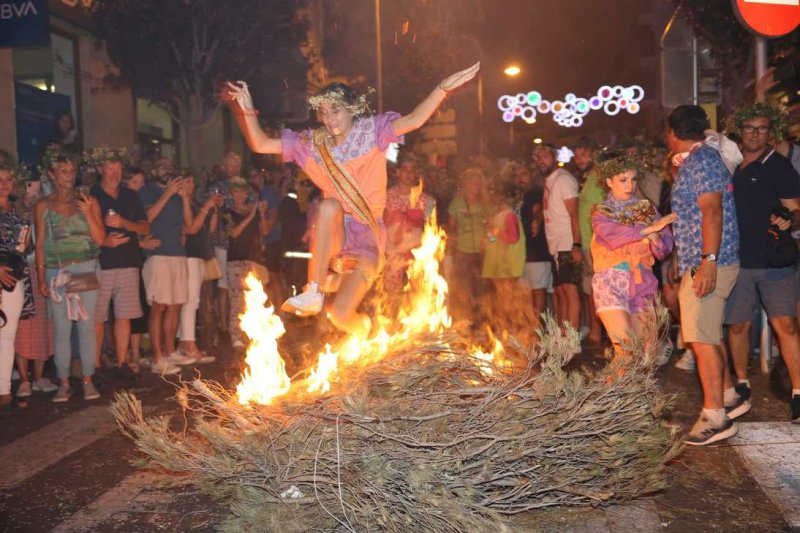 Xàbia s’encén en la nit dels focs de Fogueres Xàbia s’encén en la nit dels focs de Fogueres