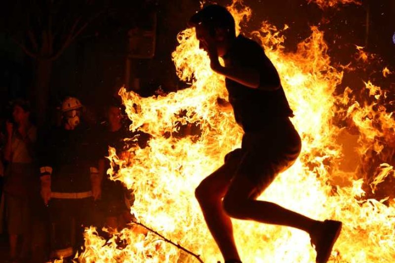 Xàbia s’encén en la nit dels focs de Fogueres Xàbia s’encén en la nit dels focs de Fogueres