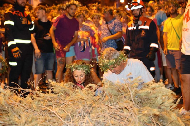 Xàbia s’encén en la nit dels focs de Fogueres Xàbia s’encén en la nit dels focs de Fogueres